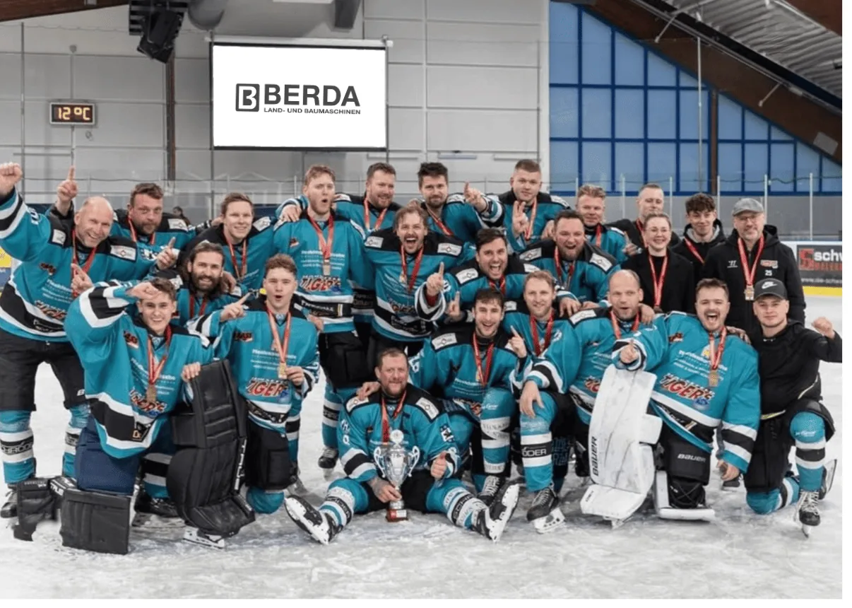 Harsefeld Eishockey 2. Herren - Mannschaftsfoto mit BERDA-Banner