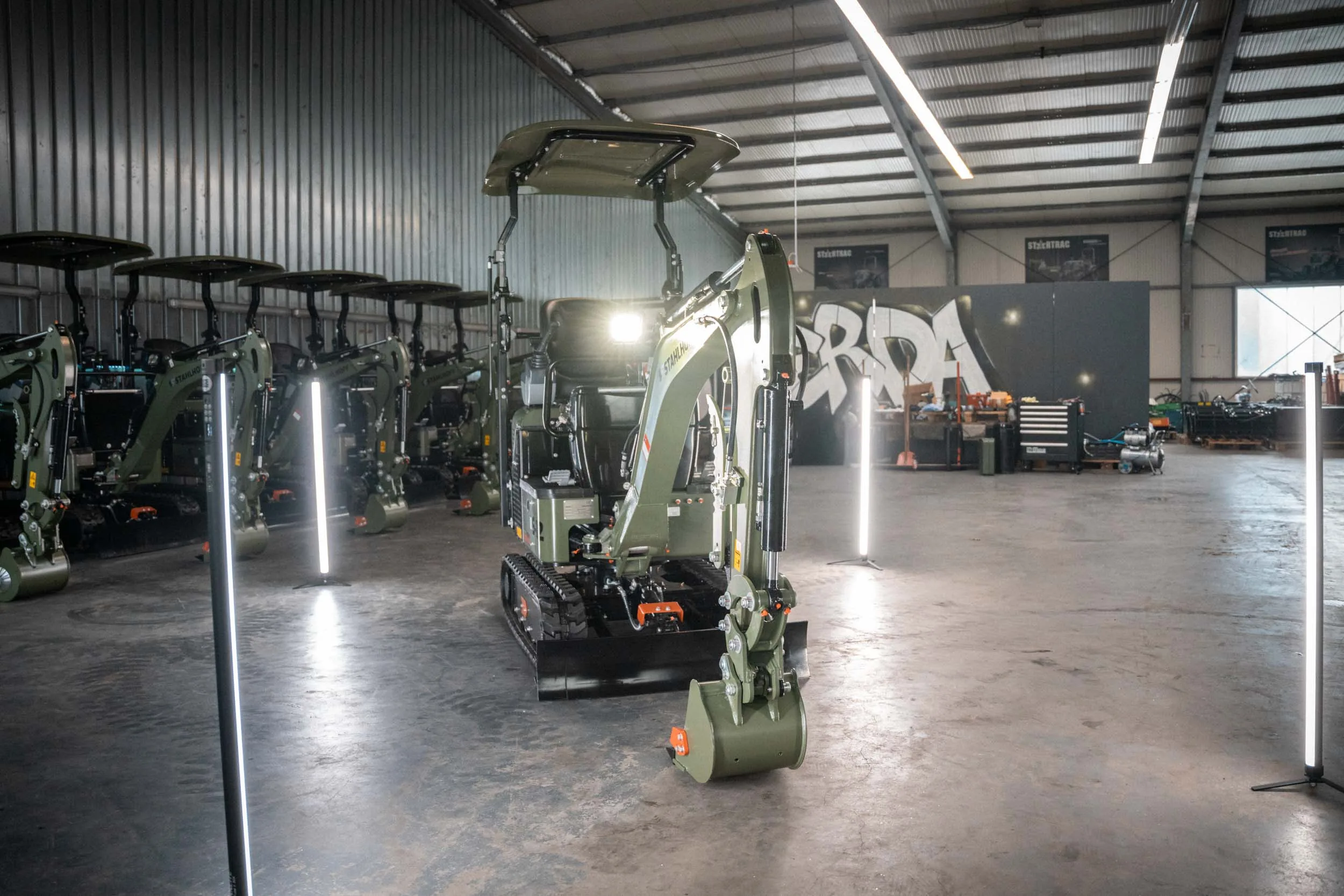 STAHLHOFF Minibagger im BERDA-Showroom mit BERDA-Graffiti