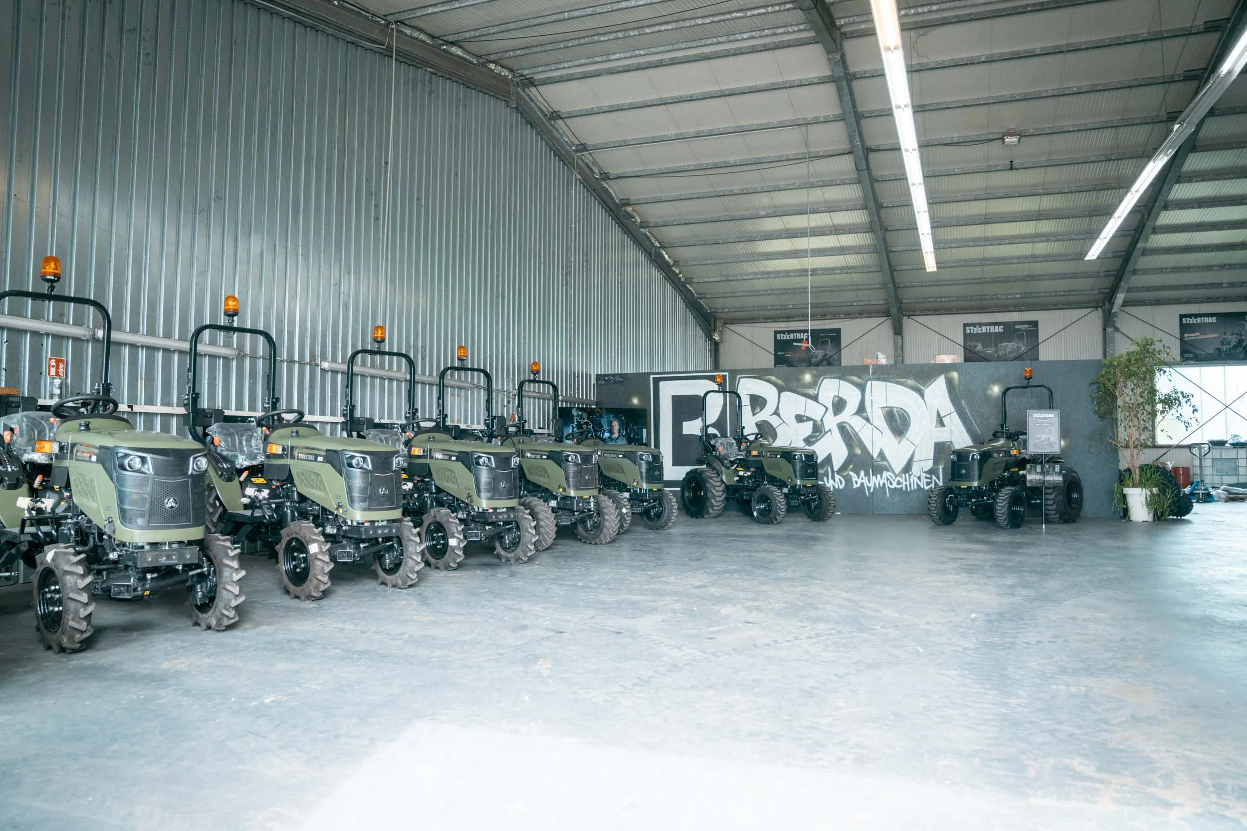 BERDA Showroom mit STARTRAC Kompakttraktoren