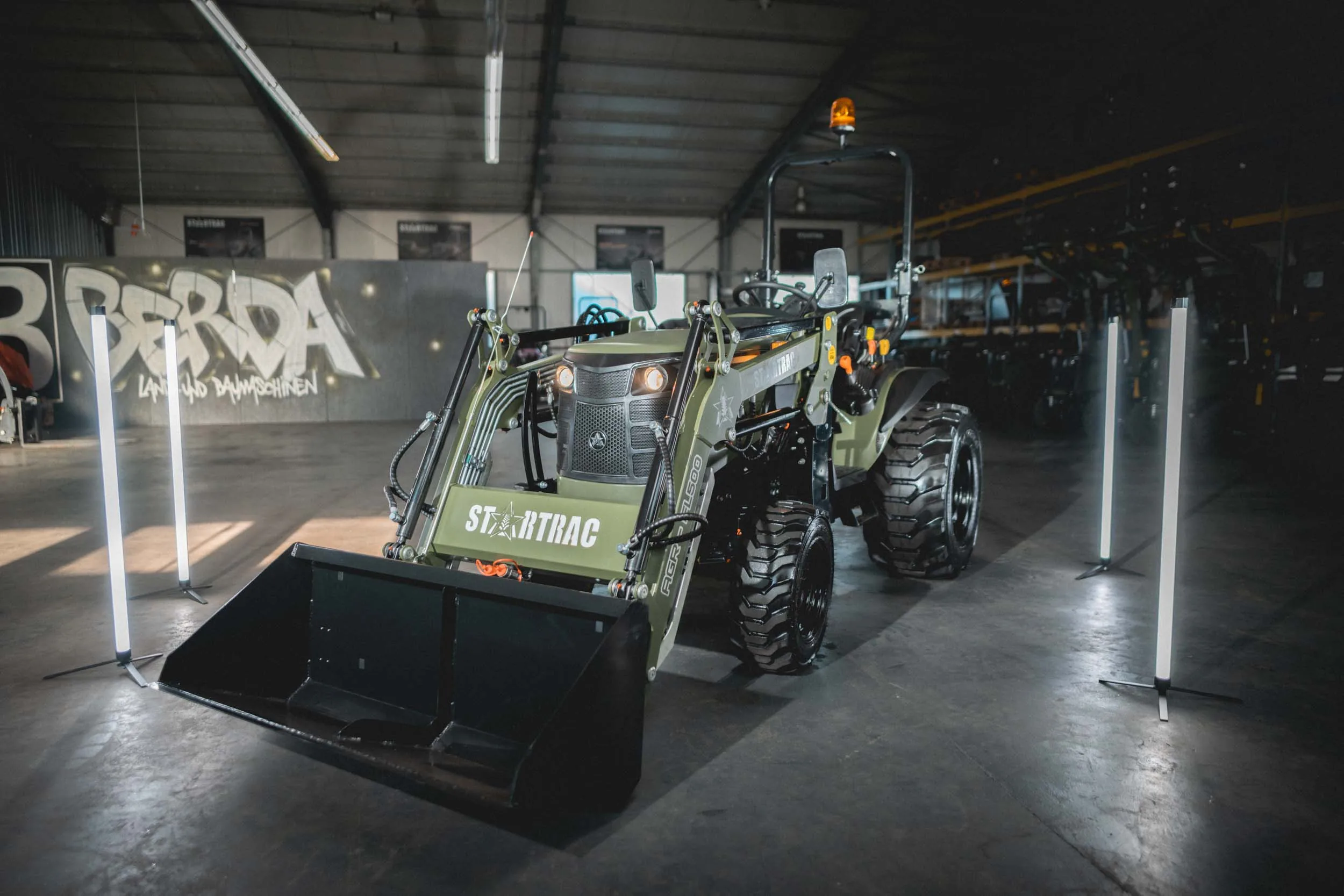 STARTRAC Kompakttraktor im BERDA-Showroom Neu Wulmstorf