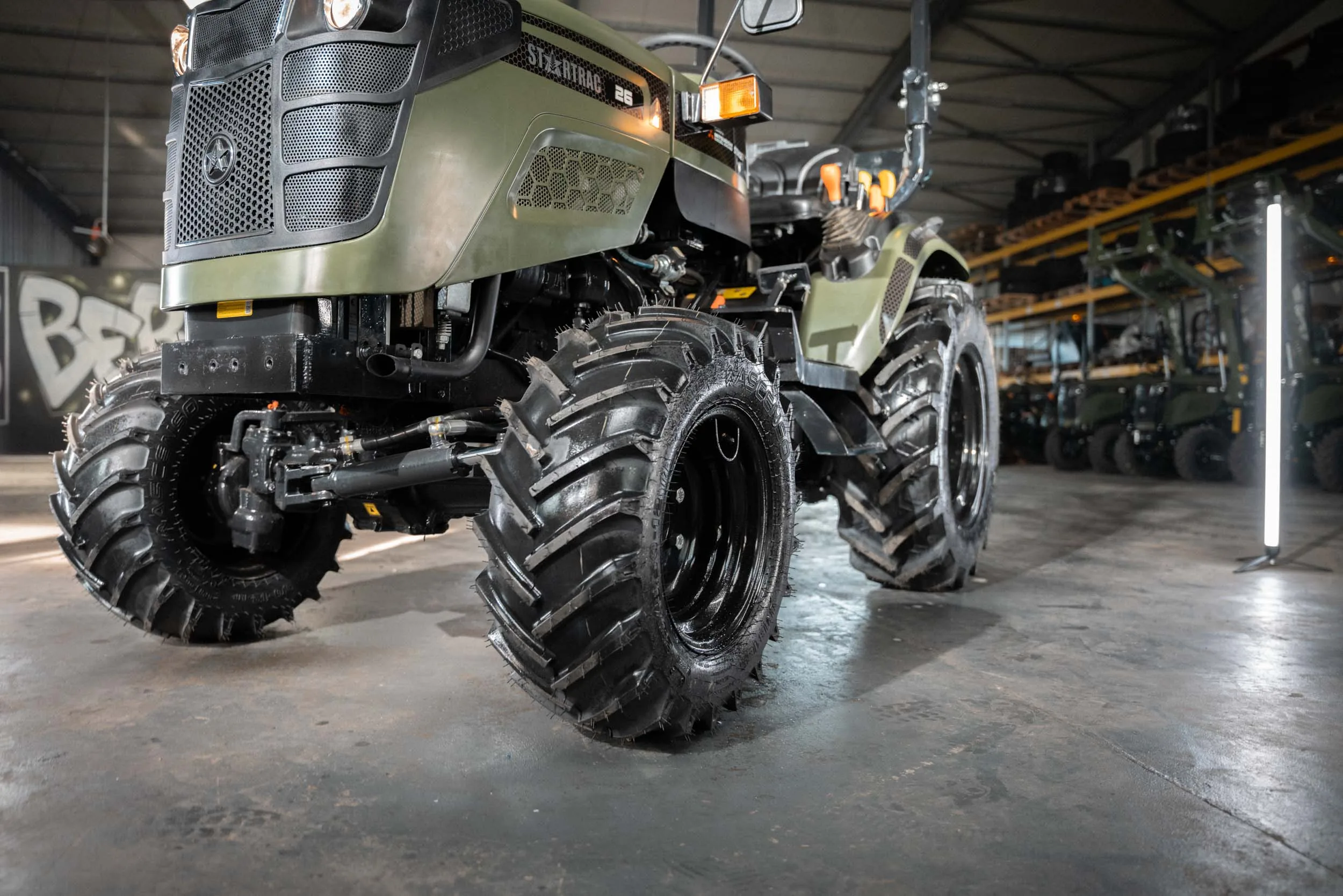 STARTRAC 26 Kompakttraktor mit Frontlader im Hofeinsatz
