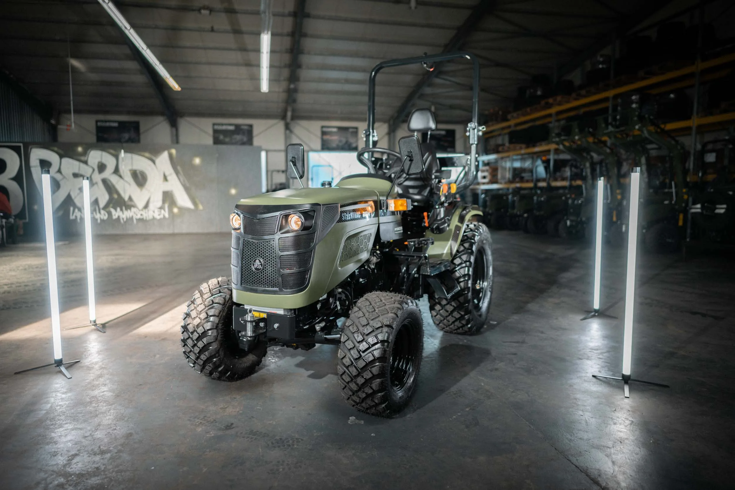 STARTRAC Kompakttraktor im BERDA-Showroom