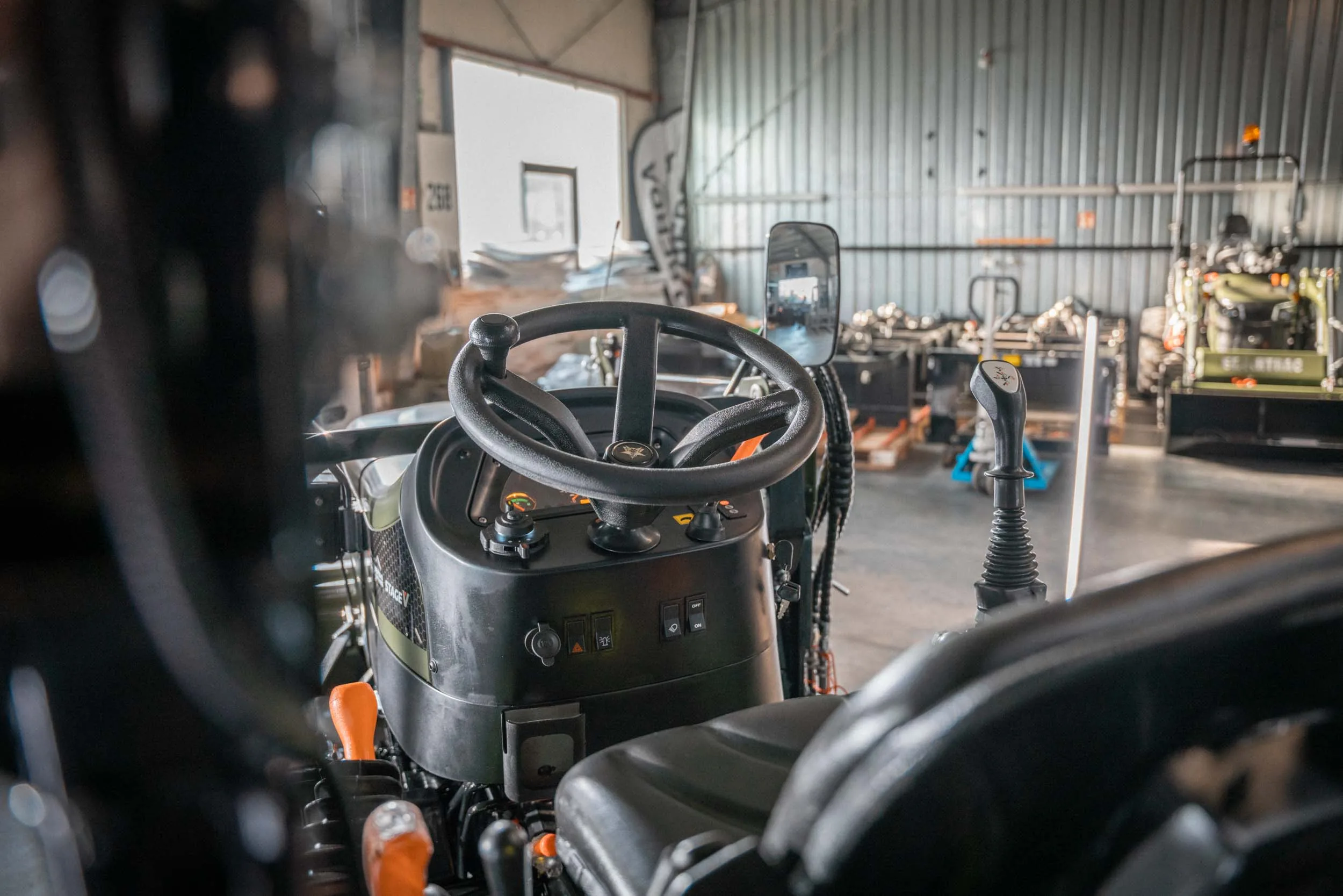 STARTRAC 26 HST mit Hydrostat-Getriebe und Frontlader