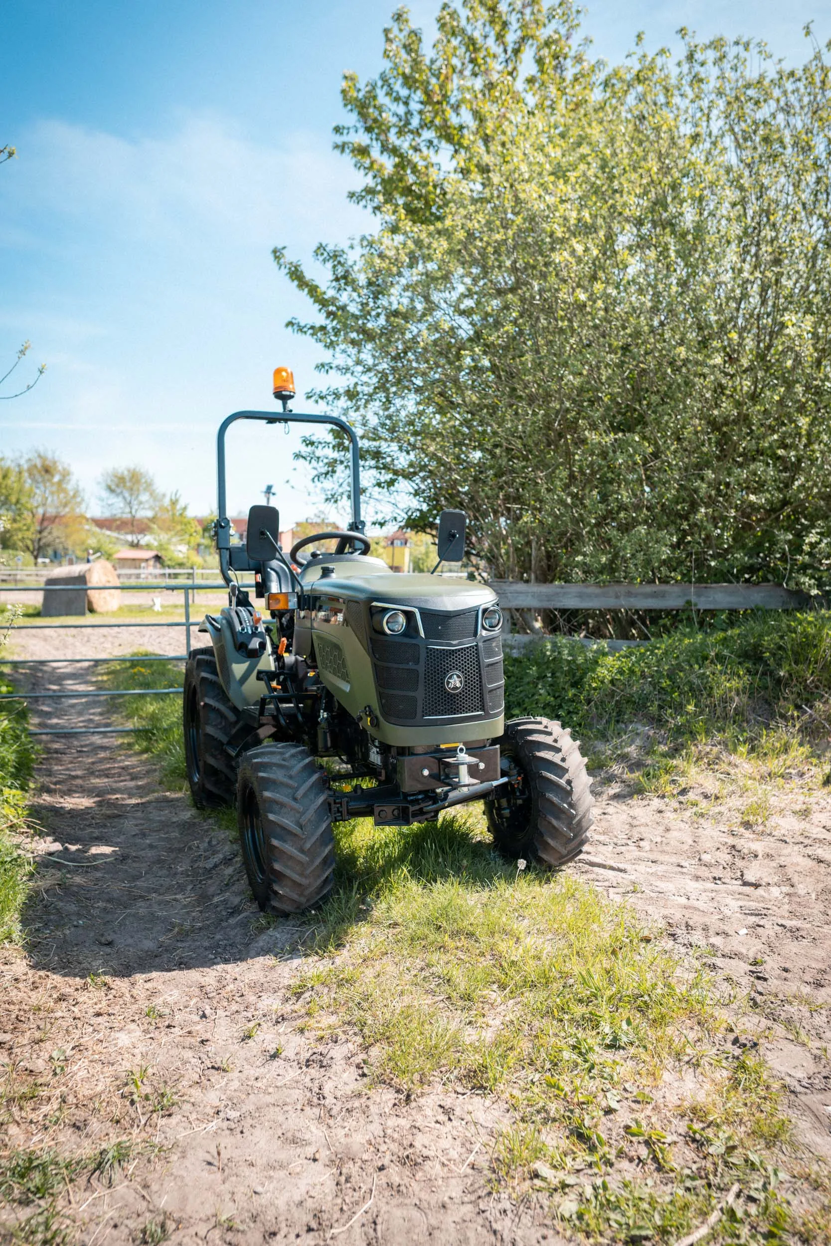 STARTRAC 26S mit Frontlader und Heckhubwerk