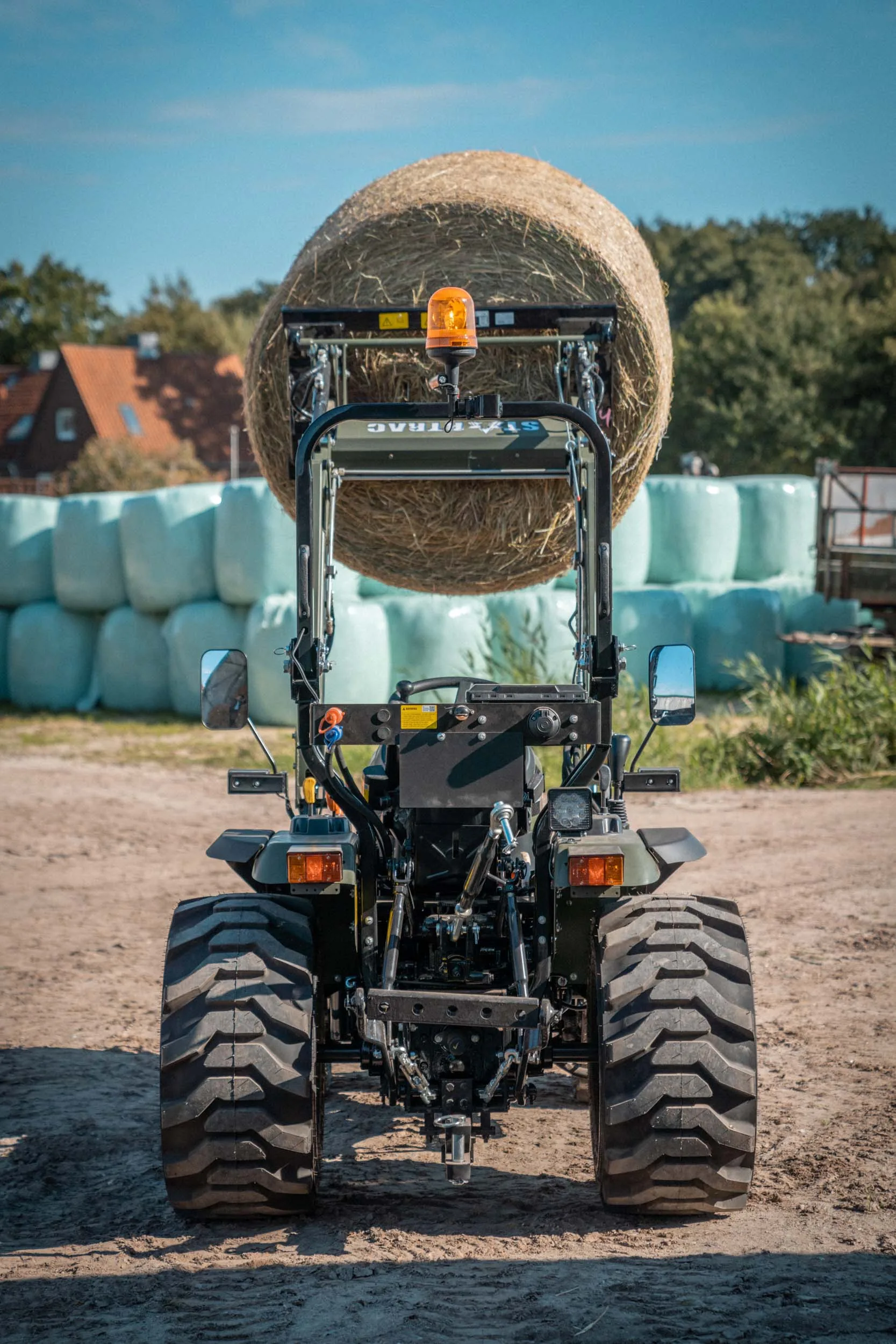 STARTRAC Kompakttraktor im Praxiseinsatz auf dem Hof