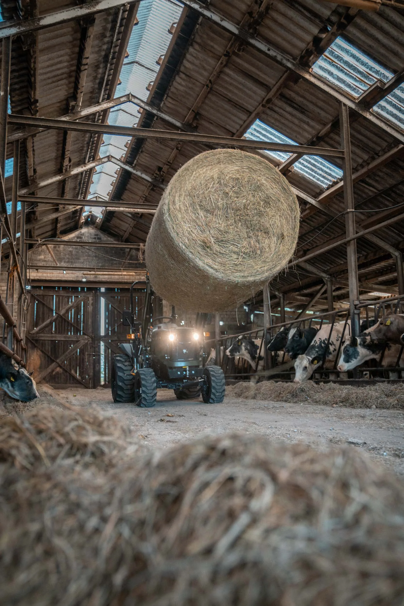 STARTRAC Kompakttraktor im Praxiseinsatz auf dem Hof