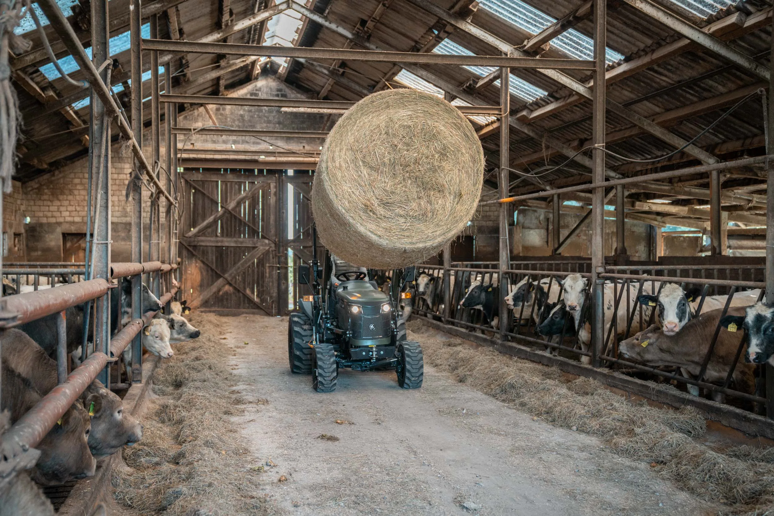 STARTRAC Kompakttraktor im Praxiseinsatz auf dem Hof