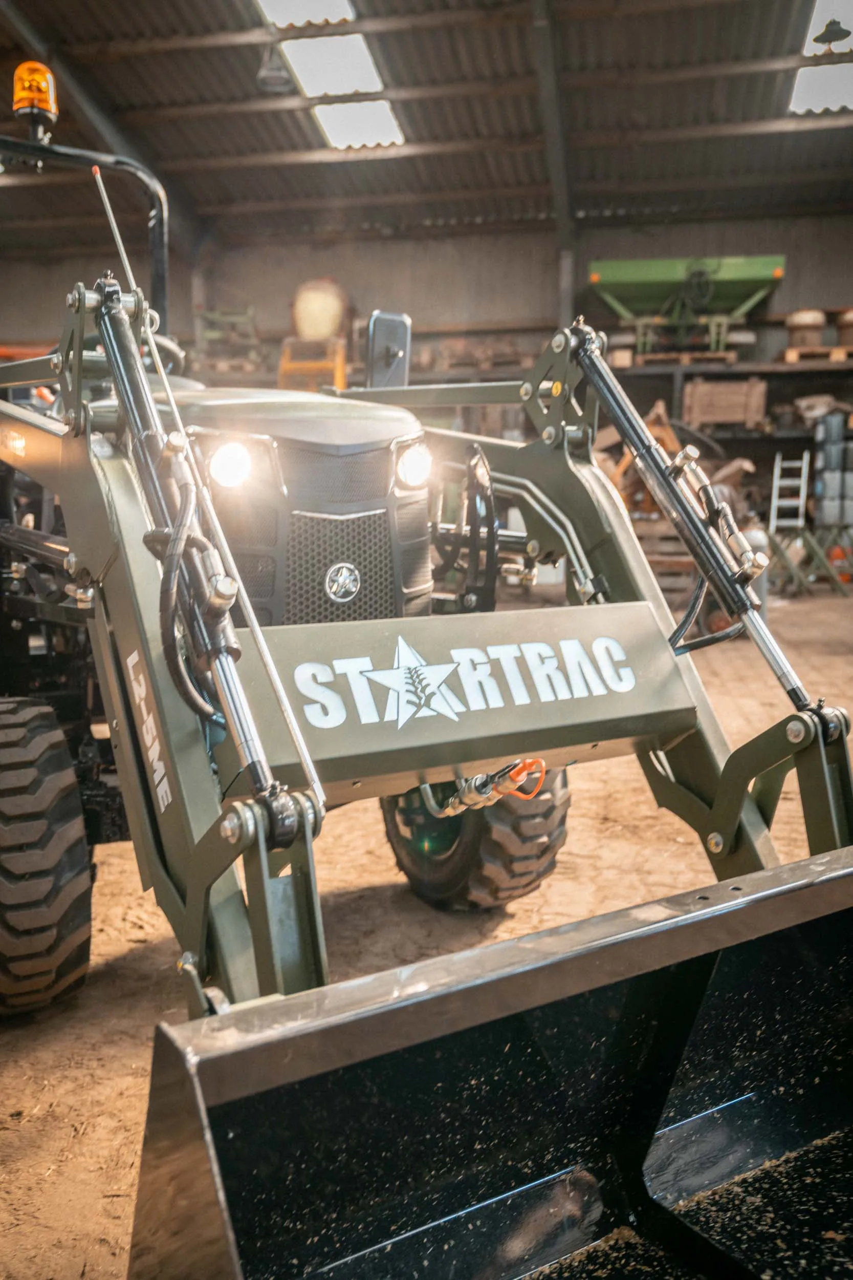 STARTRAC Kompakttraktor im Praxiseinsatz auf dem Hof