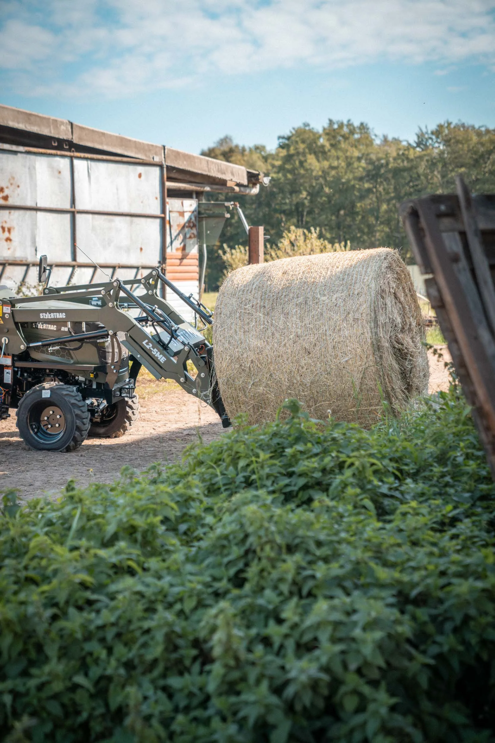 STARTRAC Kompakttraktor im Praxiseinsatz auf dem Hof