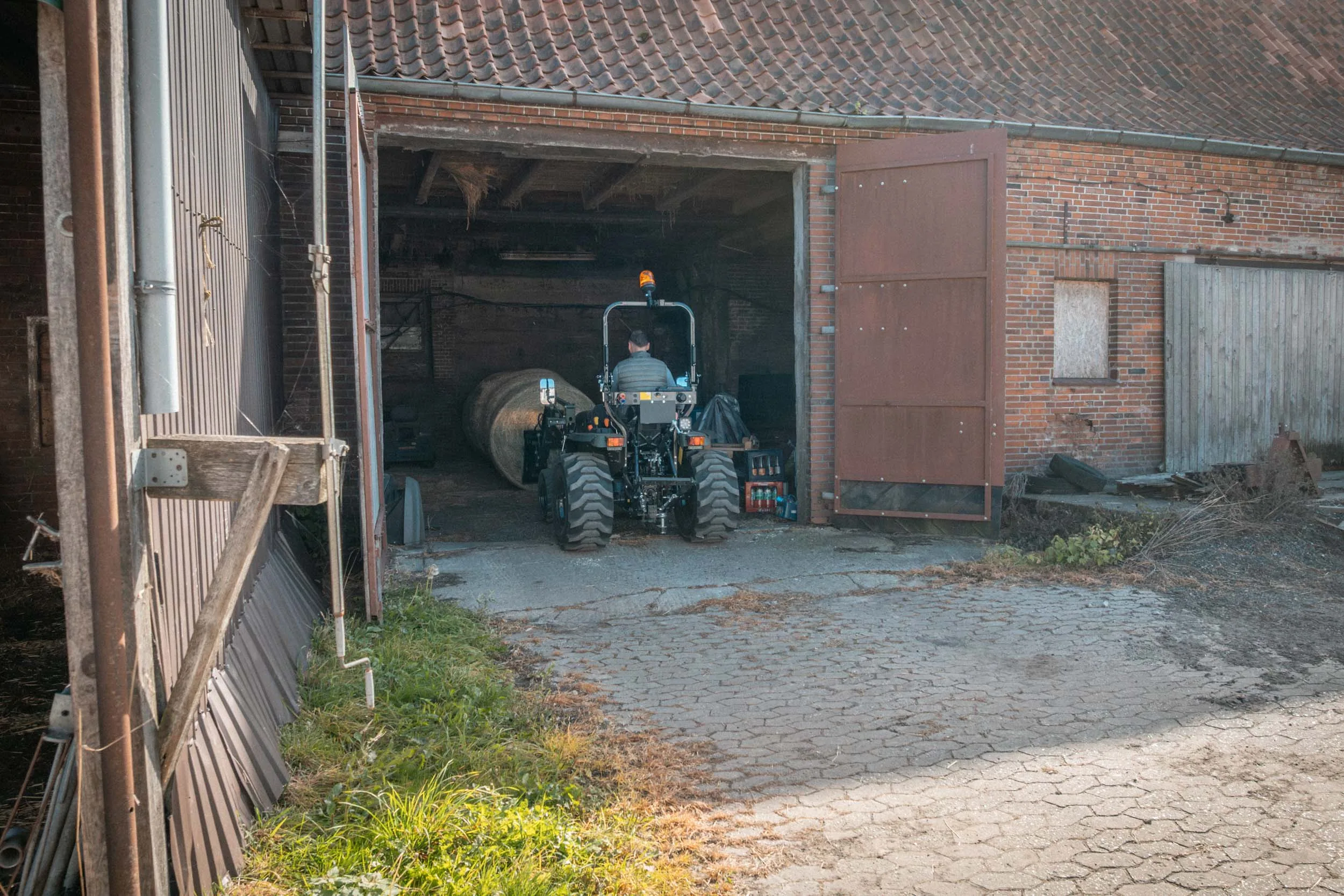STARTRAC Kompakttraktor im Praxiseinsatz auf dem Hof