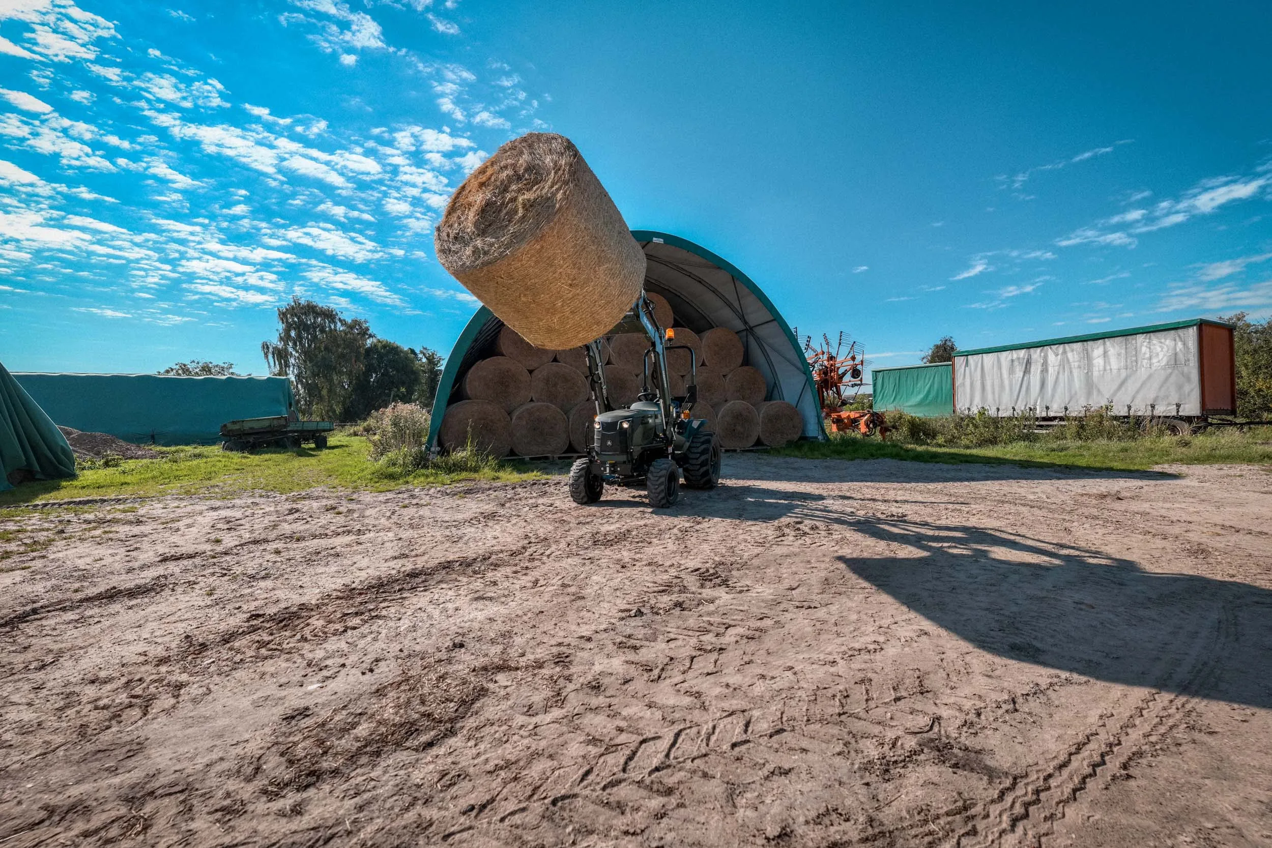 STARTRAC Kompakttraktor im Praxiseinsatz auf dem Hof