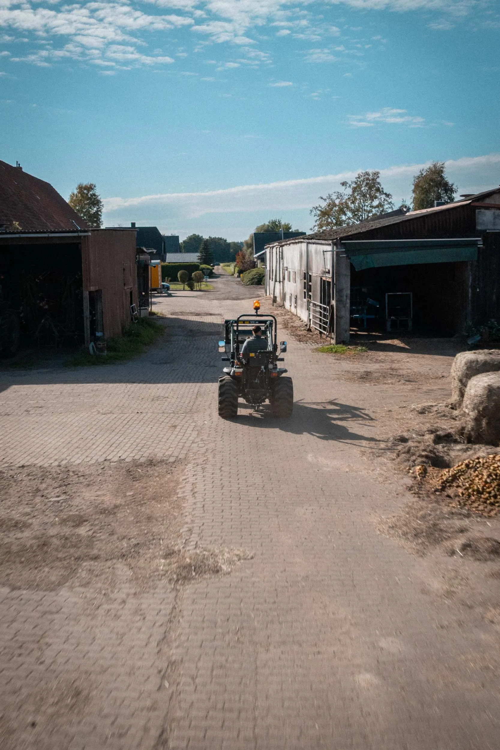 STARTRAC Kompakttraktor im Praxiseinsatz auf dem Hof