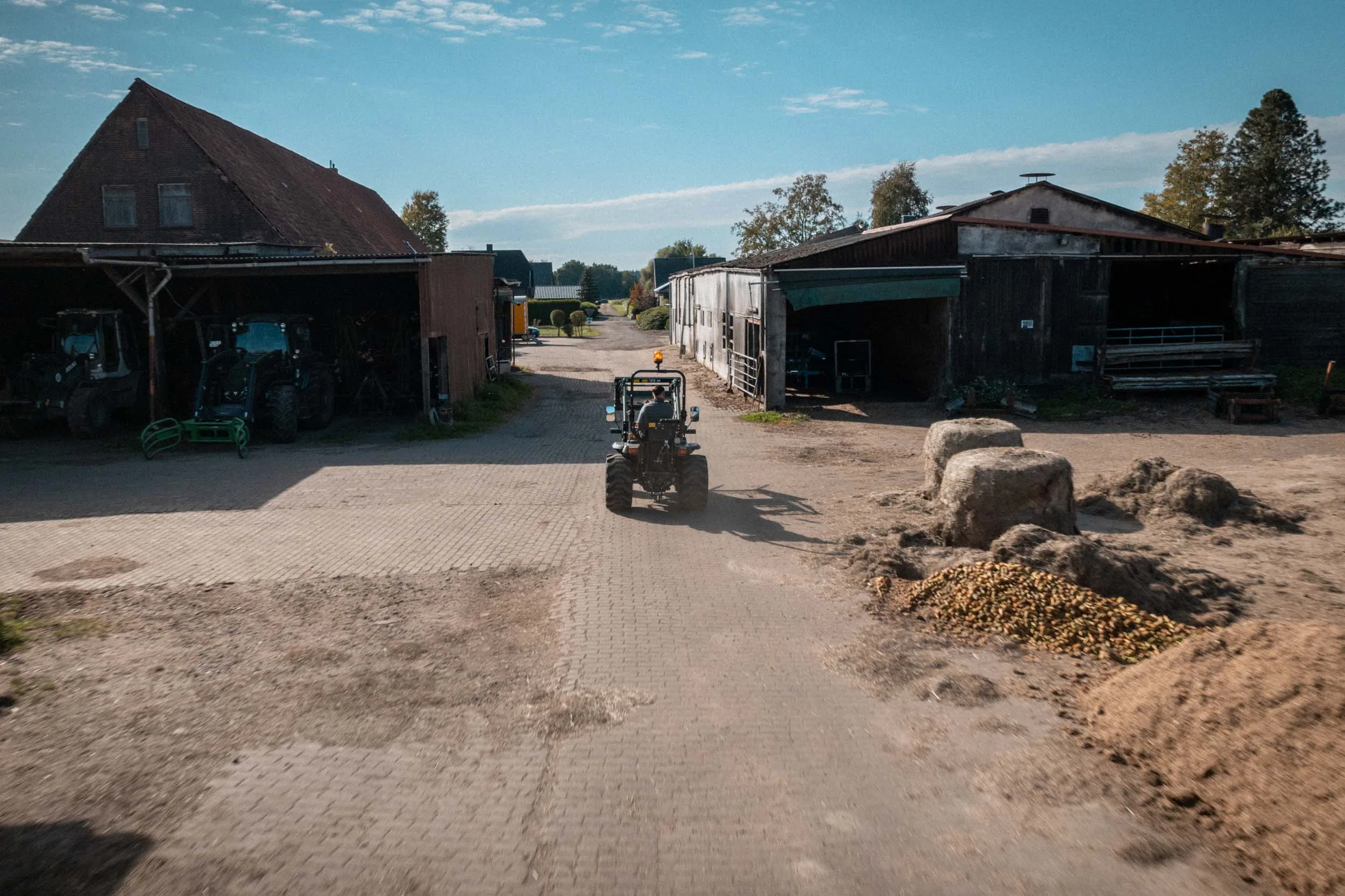 STARTRAC Kompakttraktor im Praxiseinsatz auf dem Hof