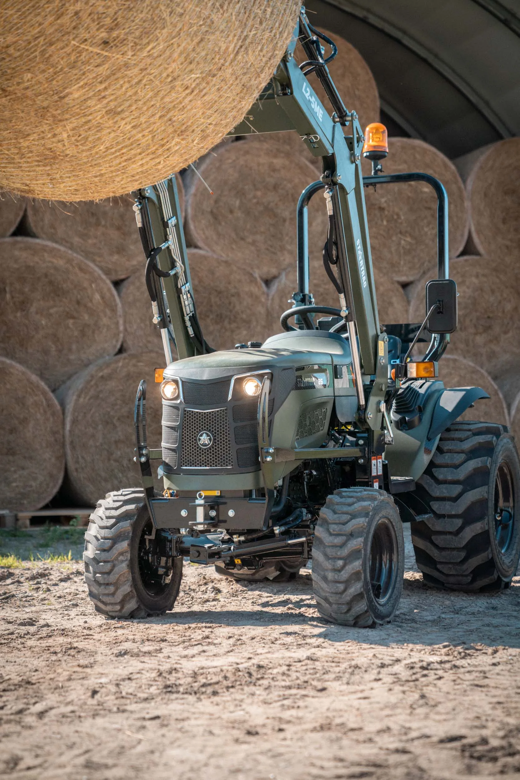 STARTRAC Kompakttraktor im Praxiseinsatz auf dem Hof